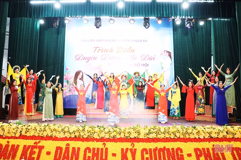 Phụ nữ Thạch Hà thanh lịch trong chương trình “Duyên dáng áo dài”