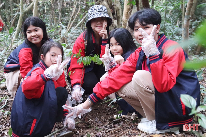 Học sinh Trường Ischool Hà Tĩnh trồng cây chống biến đổi khí hậu