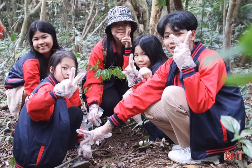 Học sinh Trường Ischool Hà Tĩnh trồng cây chống biến đổi khí hậu