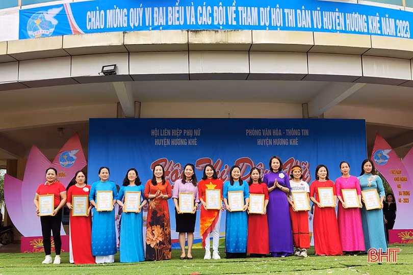 Chị em phụ nữ Hương Khê thi dân vũ mừng ngày 8/3