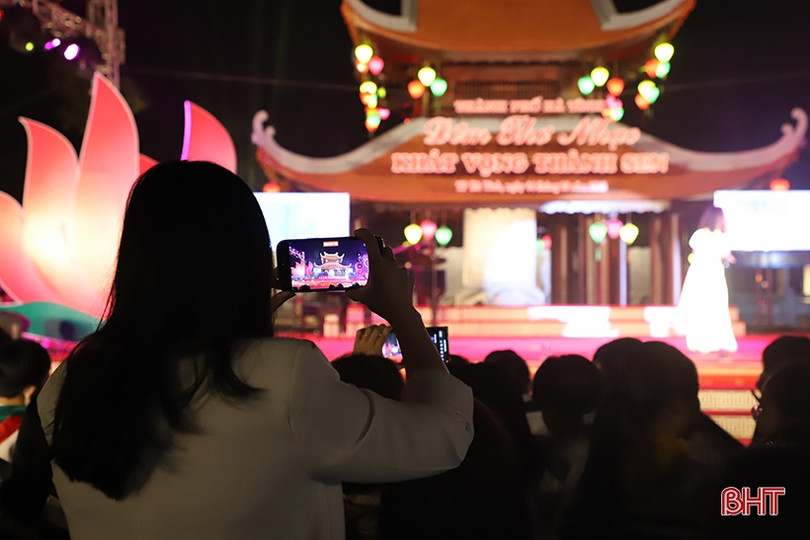 Giới trẻ Thành Sen yêu thích hoạt động văn hóa truyền thống tại Lễ hội xuân Văn Miếu ảnh 13 Giới trẻ Thành Sen yêu thích hoạt động văn hóa truyền thống tại Lễ hội xuân Văn Miếu