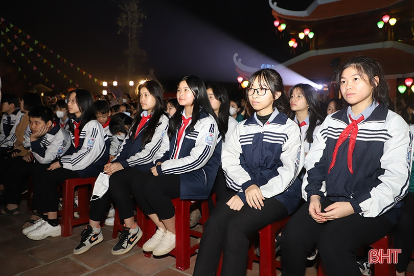 Giới trẻ Thành Sen yêu thích hoạt động văn hóa truyền thống tại Lễ hội xuân Văn Miếu ảnh 11 Giới trẻ Thành Sen yêu thích hoạt động văn hóa truyền thống tại Lễ hội xuân Văn Miếu