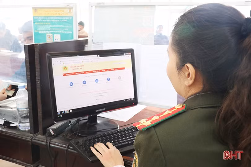 Công an Hà Tĩnh tích cực hướng dẫn người dân làm hộ chiếu trực tuyến