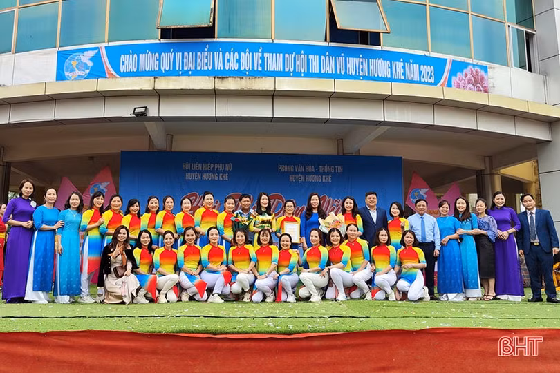 Chị em phụ nữ Hương Khê thi dân vũ mừng ngày 8/3