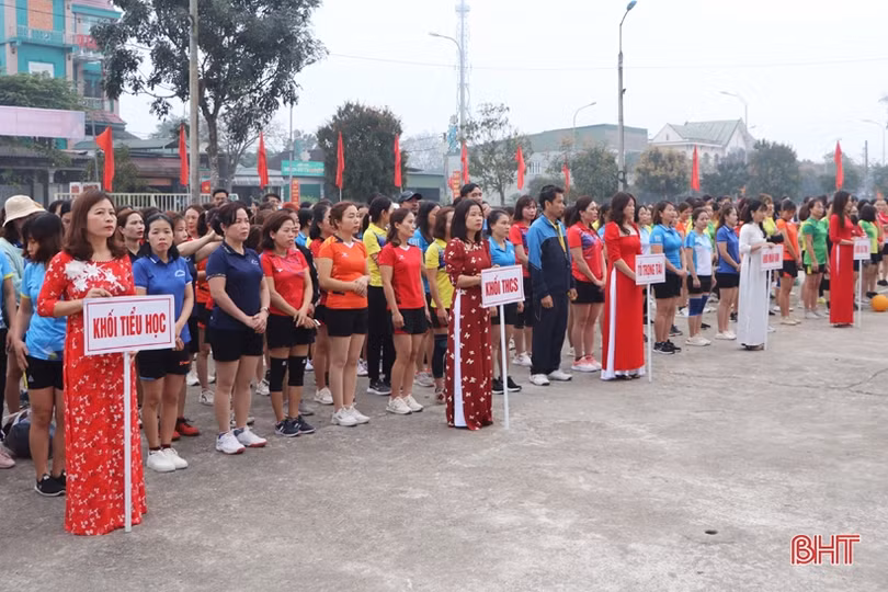Giải bóng chuyền chào mừng đại hội công đoàn các cấp ở Vũ Quang