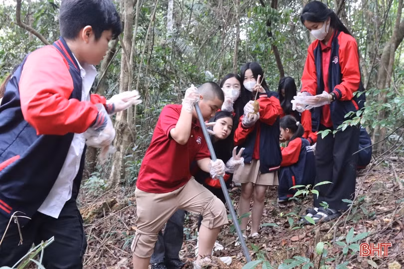 Học sinh Trường Ischool Hà Tĩnh trồng cây chống biến đổi khí hậu