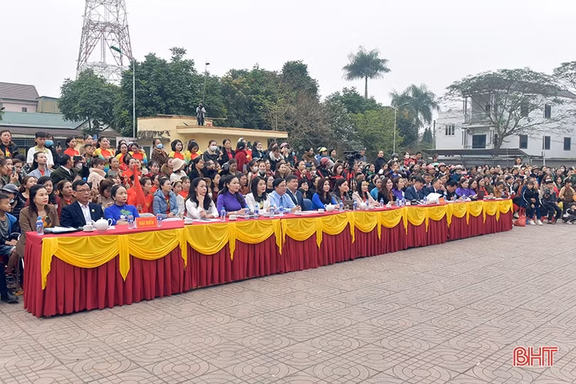 Chị em phụ nữ Hương Khê thi dân vũ mừng ngày 8/3