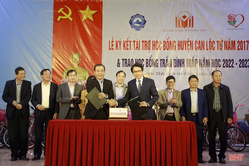 Quỹ học bổng Trần Đình Trấp tài trợ học bổng 3 tỷ đồng cho học sinh khó khăn ở Can Lộc