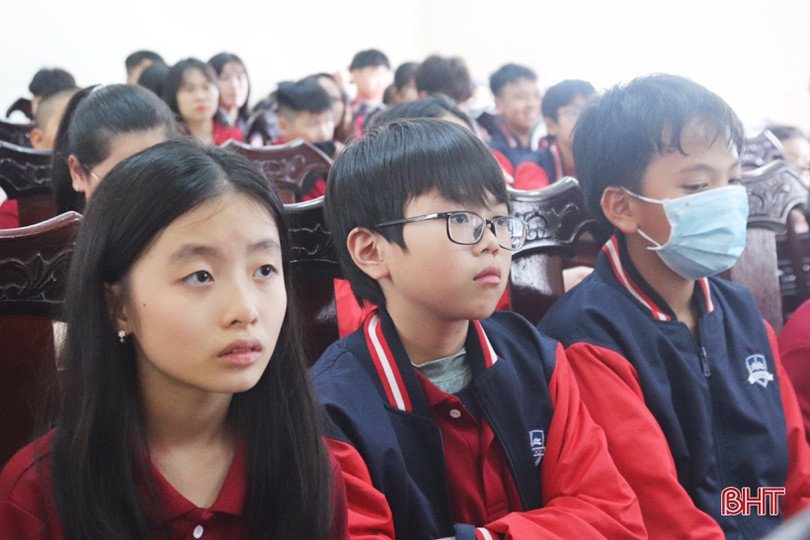 Học sinh Trường Ischool Hà Tĩnh trồng cây chống biến đổi khí hậu