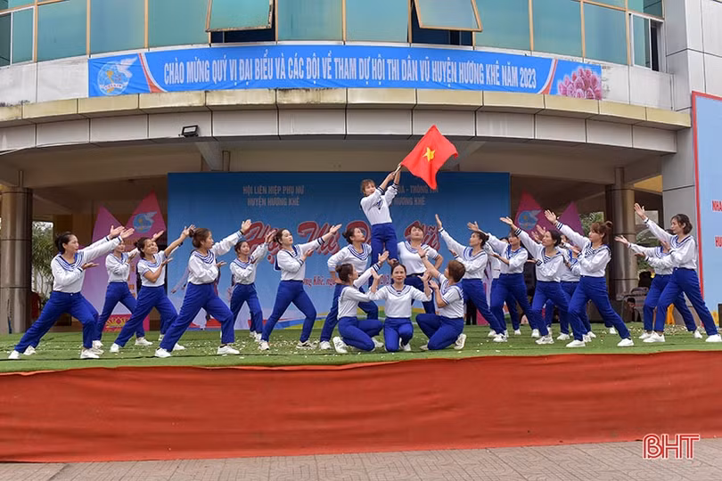 Chị em phụ nữ Hương Khê thi dân vũ mừng ngày 8/3