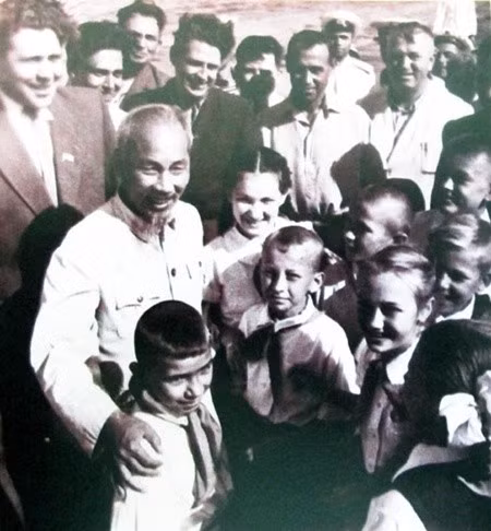 Chủ tịch Hồ Chí Minh với các cháu thiếu nhi thành phố Kiép, tháng 7/1959.