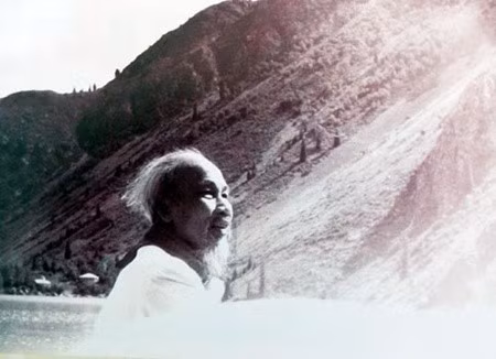 Chủ tịch Hồ Chí Minh thăm thắng cảnh hồ Lasuk (Nga), tháng 7/1959.