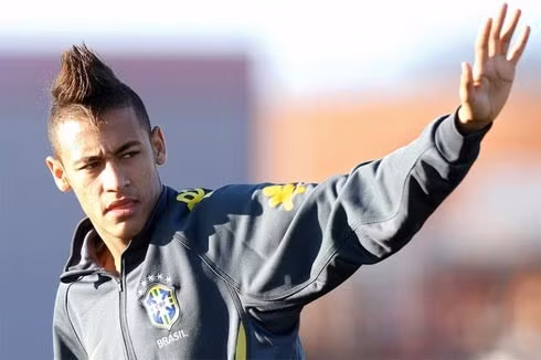 Neymar (đang khoác áo Santos, tiền đạo, 19 tuổi) Tài năng người Brazil là cái tên xuất hiện nhiều nhất trong các tin đồn liên quan tới chuyển nhượng hè này. Chelsea, Man City, Real Madrid, Tottenham đều ngỏ ý muốn có Neymar. Santos đòi 41 triệu bảng để nhả viên ngọc này, nhưng theo các chuyên gia chuyển nhượng, phí giải phóng Neymar không cao hơn 30 triệu bảng. Alexis Sanchez (Udinese, tiền đạo, 22) Anh là nhân tố chủ chốt đưa Chile tới vòng hai World Cup 2010 và giúp Udinese vào top 4 Serie A mùa vừa qua. Inter, Juventus, Barca, Man City, Chelsea và MU đang xếp hàng để chờ chữ ký của Alexis (áo trắng đen). Nhưng cũng vì thế, Udinese có điều kiện ép giá, đòi tới 30 triệu bảng, trong khi tiền đạo này chỉ được định giá khoảng 25 triệu bảng. Cesc Fabregas (Arsenal, tiền vệ, 24) Tương lai của Fabregas (trái) luôn bị đặt dấu hỏi mỗi khi hè về. Nhưng sau nhiều lần phân vân, có vẻ như hè này, ngôi sao người Tây Ban Nha dứt khoát ra đi. Ngoài Barca, bến đỗ trong mơ, Man City, Inter, Chelsea cũng đều sẵn sàng đón anh. Phí chuyển nượng Fabregas được ước lượng vào khoảng 35 triệu bảng. Wesley Sneijder (tiền vệ, Inter, 27 tuổi) Ngôi sao Hà Lan thành công rực rỡ ngay mùa ra mắt ở Inter, cùng CLB lập cú ăn ba lịch sử. Nhưng mùa thứ hai lại là cơn ác mộng với Sneijder, khi đội bóng sa sút, còn cá nhân anh thì cũng mờ nhạt và xuống phong độ vì chấn thương. Từ Anh, Chelsea, MU đang vẫy gọi và không loại trừ khả năng Sneijder sẽ dứt áo ra đi để chinh phục những thách thức mới. Giá của tiền vệ này được ước tính khoảng 30 triệu bảng. Fabio Coentrao (hậu vệ trái, Benfica, 23) Nằm trong số ít hậu vệ trái hay nhất châu Âu hiện nay, Coentrao (áo đỏ) được rất nhiều đội bóng quan tâm, từ Real Madrid, Man City, MU đến Liverpool. Real được cho là đang dẫn đầu cuộc đua tranh tuyển thủ Bồ Đào Nha này. Giá của anh không thấp hơn 25 triệu bảng. Gregory van der Wiel (hậu vệ phải, Ajax, 23) Tài năng của Van der Wiel được khẳng định qua việc anh là sự lựa chọn số một của tuyển Hà Lan cho vị trí hậu vệ phải hai năm qua. Sau World Cup 2010, giải đấu mà anh cùng Hà Lan vào tới chung kết, Van der Wiel đã được nhiều đội bóng liên hệ, trong đó có Bayern, Liverpool, MU, Chelsea, Juventus. Hiện mới chỉ có Bayern rút khỏi cuộc đua này vì vừa tậu Rafinha. Van der Weil được định giá khoảng 15 triệu bảng. Samir Nasri (tiền vệ, Arsenal, 23 tuổi) Tiền vệ công người Pháp được xem là ngôi sao sáng nhất của Arsenal mùa vừa qua, khi Fabregas sa sút. Nhưng trục trặc trong gia hạn hợp đồng có thể khiến Arsenal phải bán Nasri ngay hè này. Cả MU lẫn Man City đều săn đón anh và mới đây, Nasri cũng đã úp mở về khả năng gia nhập đội tân vô địch giải Ngoại hạng. Trong trường hợp không thể giữ chân anh, Arsenal có thể phải bán Nasri với giá rẻ, tầm dưới 20 triệu bảng, do tiền vệ này chỉ còn một năm hợp đồng. Javier Pastore (tiền vệ, Palermo, 21 tuổi) Viên ngọc sáng giá mới nhất đến từ Argentina đang tỏa sáng rực rỡ ở Serie A cùng Palermo. Chelsea, Man City, Real Madrid, Juventus và Inter đều quan tâm đến anh. Nhưng nếu ông chủ Palermo, Zamparini không chịu hạ mức giá cao ngất (45 triệu bảng) mà ông đặt ra cho Palermo, khả năng anh gia nhập một trong số những đội bóng lớn trên hè này là rất thấp. David De Gea (thủ môn, Atletico Madrid, 20 tuổi) De Gea mới nổi từ một năm rưỡi trở lại đây, nhưng trong mắt HLV Alex Ferguson của MU, anh chính là sự thay thế lý tưởng cho tượng đài Hà Lan Van der Sar vừa tuyên bố giải nghệ. Nhiều nguồn tin cho rằng MU đã thống nhất với Atletico Madrid về khoản phí chuyển nhượng trị giá 18,3 triệu bảng để đổi lấy De Gea. Nhưng hiện các bên liên quan vẫn từ chối xác nhận tin này. Luka Modric (tiền vệ, Tottenham, 25) Môt ông chủ tuyến giữa như Modric là hình mẫu mà MU, Chelsea đang thèm khát khi các trụ cột của họ hoặc đã giải nghệ (Scholes), hoặc lớn tuổi và sa sút phong độ (Giggs, Lampard). Giá của ngôi sao người Croatia trên thị trường chuyển nhượng hiện tại được ước lượng vào khoảng 25 triệu bảng.