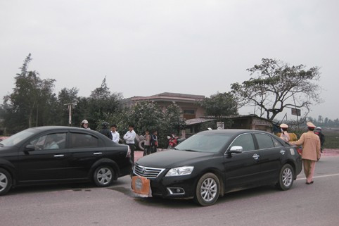 Vụ va quệt giữa xe ô tô với xe máy tại xã Thạch Long vào ngày 5/2 (tức mùng 3 Tết) làm một người bị thương nặng. Ảnh: Quốc Châu