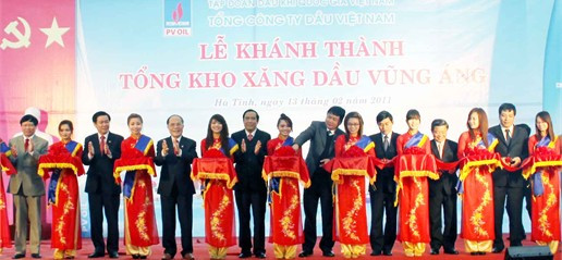 Phó Thủ tướng Nguyễn Sinh Hùng cùng các đại biểu cắt băng khánh thành Tổng kho xăng dầu Vũng Áng - Hà Tĩnh