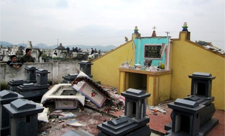 Hàng chục ngôi mộ ở nghĩa trang Ba Trầy (xã Đức Yên - Đức Thọ) bị kẻ gian đập phá. Ảnh: Quang Đại