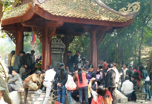 Trách nhiệm của Ban quản lý và ý thức của người đi lễ đền Chế Thắng phu nhân Nguyễn Thị Bích Châu (Kỳ Hải - Kỳ Anh - Hà Tĩnh) còn nhiều hạn chế, dẫn đến cảnh lộn xộn, phản cảm. Ảnh: Nam Giang