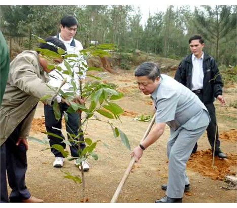 Chủ tịch UBND tỉnh Võ Kim Cự trồng cây tại núi Bằng Sơn (Thạch Bằng - Lộc Hà)