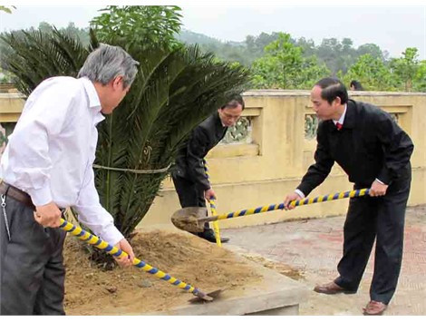 Phó Chủ tịch UBND tỉnh Nguyễn Thiện và lãnh đạo huyện Hương Sơn trồng cây tại Khu lưu niệm Đại danh y Hải Thượng Lãn Ông Lê Hữu Trác