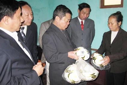 Chủ tịch UBND tỉnh và đoàn xem sản phẩm may bóng...