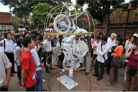 Trình diễn sắp đặt thơ rất được chú ý từ các năm trước được thay bằng đọc thơ. Trong ảnh là màn trình diễn sắp đặt thơ của nhà văn Lê Anh Hoài rất được chú ý tại Ngày thơ 2010.