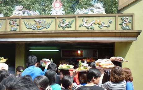 Chen lấn, xổ đẩy để hành lễ