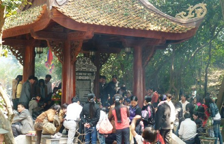 Các điện thờ kín chỗ, thầy giúp lễ và khách thập phương chọn nhà bia “Kê Minh Thập Sách” để làm lễ và xin xăm