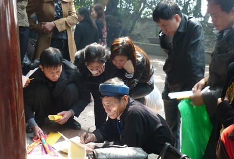 Nền nhà thành... bàn viết sớ