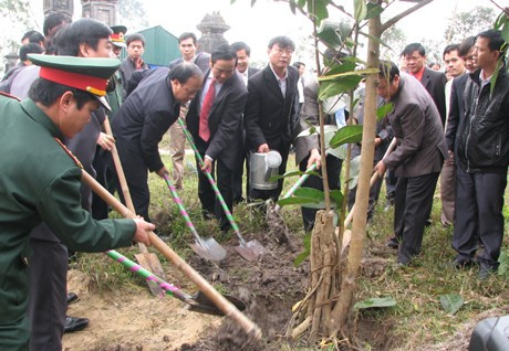 Bí thư Tỉnh ủy Nguyễn Thanh Bình cùng đại diện các ban, ngành và chính quyền địa phương trồng cây tại khuôn viên Di tích lịch sử quốc gia đền Nen