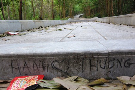 Tình trạng rác bẩn, viết vẽ bậy đầy rẫy dọc các lối đi và nhiều chỗ khác trong khu lưu niệm