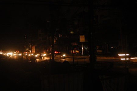 Việc cắt điện luân phiên trong những tháng hè năm 2010 đã gây nhiều hệ lụy cho sản xuất và đời sống dân sinh