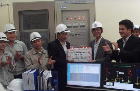 và tặng quà cho CB-CNV Nhà máy Thủy điện Hương Sơn