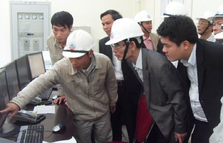 Phó chủ tịch Thường trực UBND tỉnh Hà Tĩnh Trần Minh Kỳ và đoàn tham quan trung tâm điều khiển...