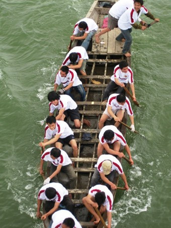 Các tay chèo ra sức thi đua