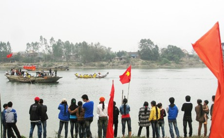 Người dân địa phương tập trung hai bên sông La cổ vũ cho các đội đua