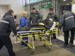 Chuyển một người bị thương trong vụ đánh bom ra khỏi sân bay Domodedovo. Ảnh: AFP/TTXVN