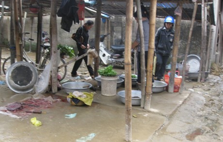 Nhiều mặt hàng thực phẩm tươi sống được bày hẳn trên nền xi măng cũ kĩ