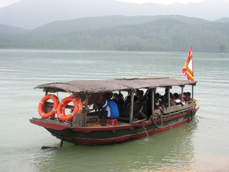 Du khách trẩy hội chùa Hương bằng thuyền Du khách trẩy hội chùa Hương bằng thuyền