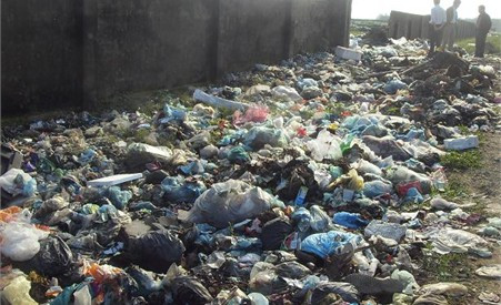 Chất thải được đổ bừa bãi, lấn chiếm ra ngoài tường bao, gây mất mỹ quan