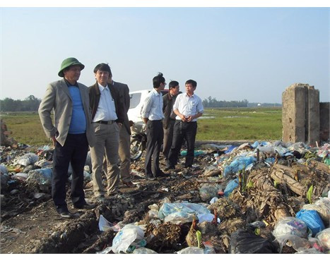 Phó chủ tịch UBND tỉnh Nguyễn Nhật thị sát bãi rác ở thị xã Hồng Lĩnh