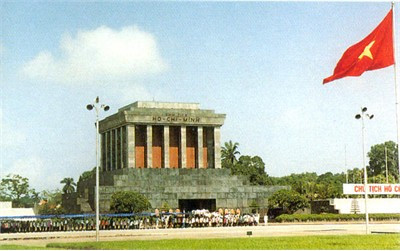 Trong dịp Tết Nguyên đán Tân Mão, hơn 20 ngàn lượt người vào Lăng viếng Chủ tịch Hồ Chí Minh.