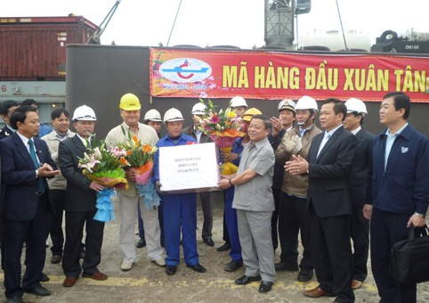 Chủ tịch UBND tỉnh Võ Kim Cự tặng quà, động viên sản xuất đầu năm cho Công ty CP Cảng Hà Tĩnh...