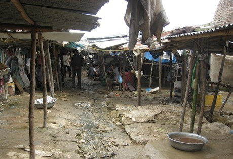 Lối qua lại giữa các gian hàng lầy lội, bẩn thỉu