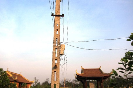 Đường điện vắt ngang qua chỉ cách tiền đường hơn chục mét, nhìn vướng víu và nhếch nhác...