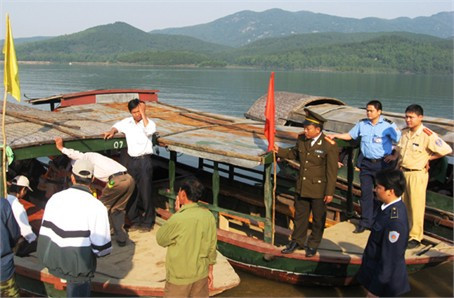 Công an phối hợp với Thanh tra giao thông Hà Tĩnh kiểm tra việc đảm bảo an toàn giao thông đường thủy trong dịp Tết Nguyên đán Tân Mão
