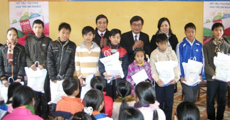 Lãnh đạo Bảo Việt Nhân thọ Hà Tĩnh trao quà cho các trẻ em nghèo tại huyện Hương Khê
