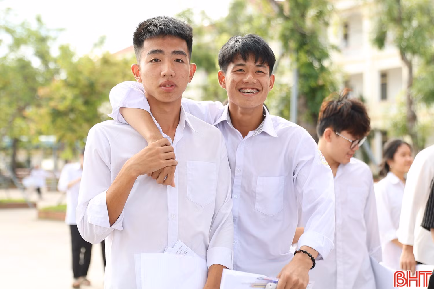 Sĩ tử Hà Tĩnh phấn khởi sau khi hoàn thành ngày thi đầu tiên. bqbht_br_aimg-8694.jpg