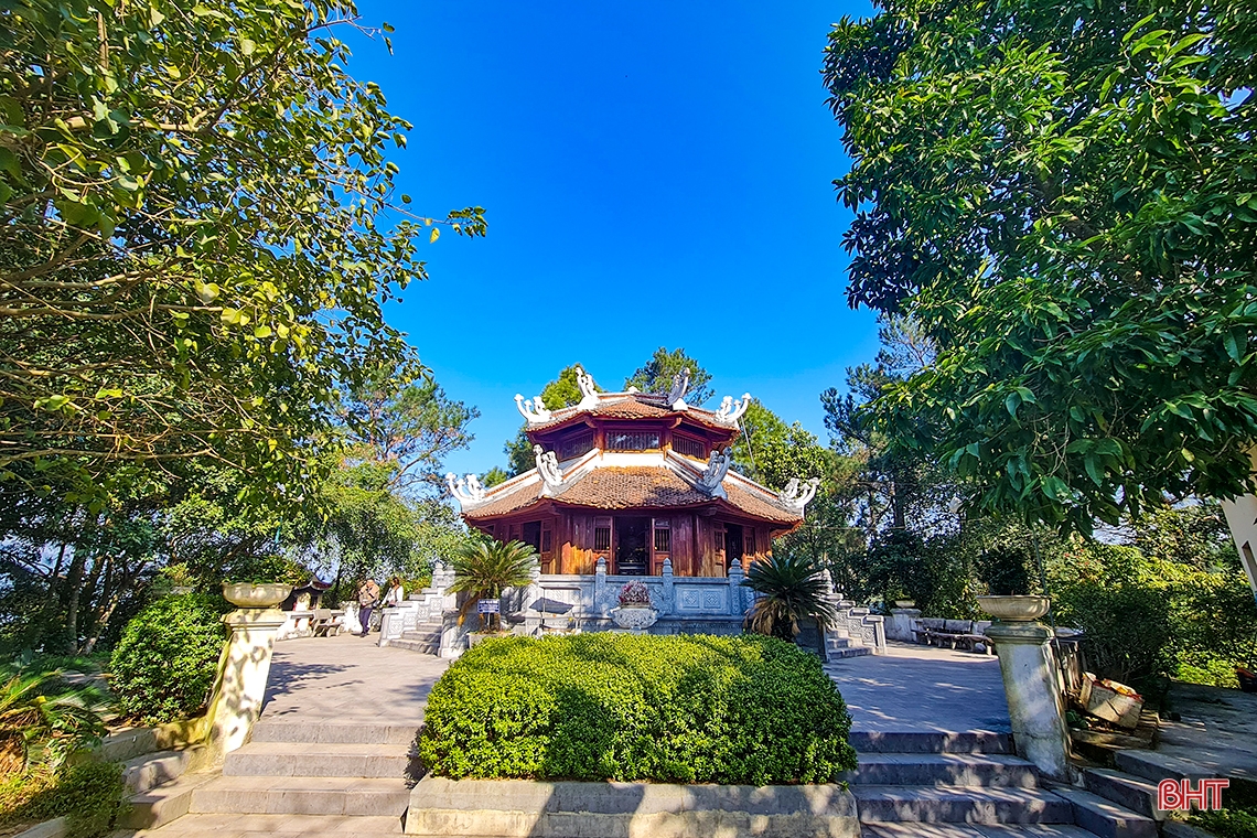 Thăm khu di tích đền thờ cố Tổng Bí thư Lê Duẩn dịp thành lập Đảng