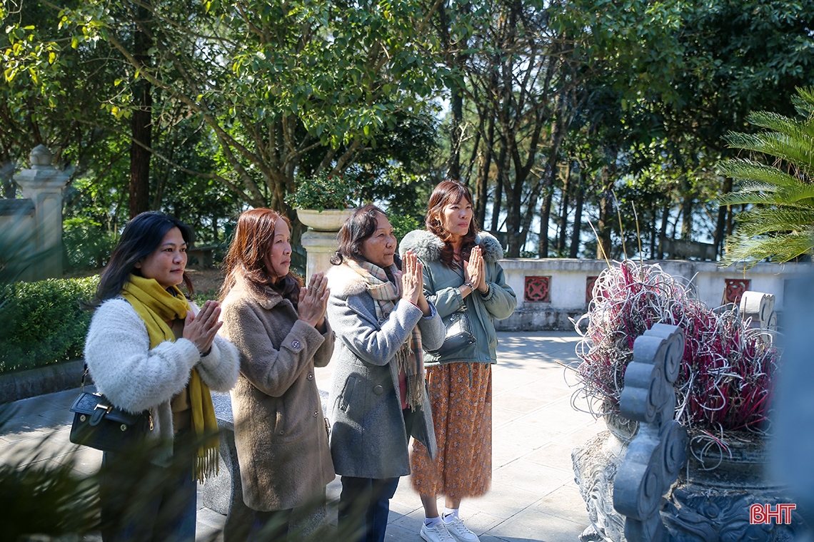 Thăm khu di tích đền thờ cố Tổng Bí thư Lê Duẩn dịp thành lập Đảng