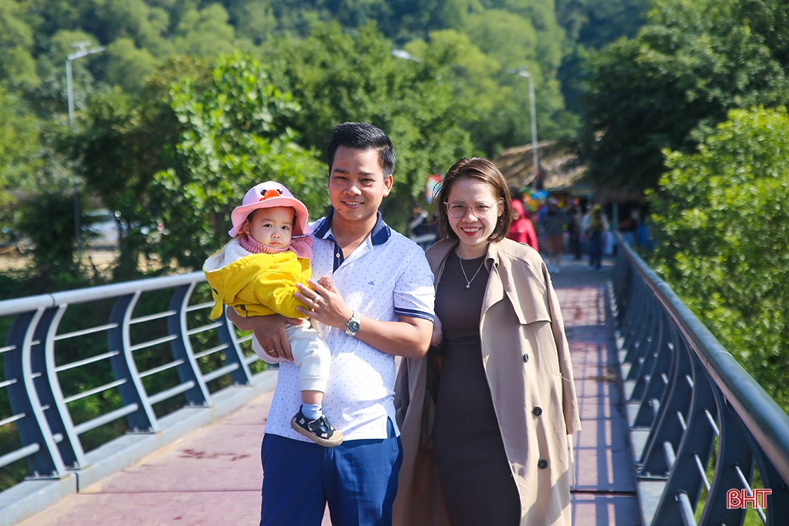 Thăm khu di tích đền thờ cố Tổng Bí thư Lê Duẩn dịp thành lập Đảng